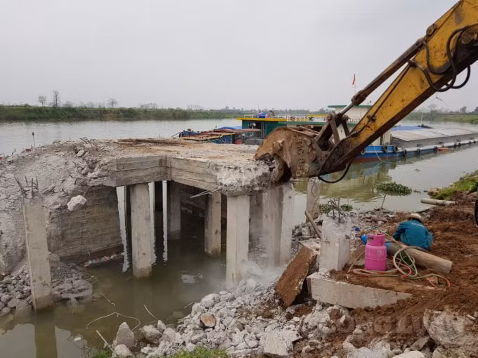 Công trình vi phạm của Công ty CP Xăng dầu Hưng Yên đang được phá dỡ trước sự giám sát của cơ quan chức năng.