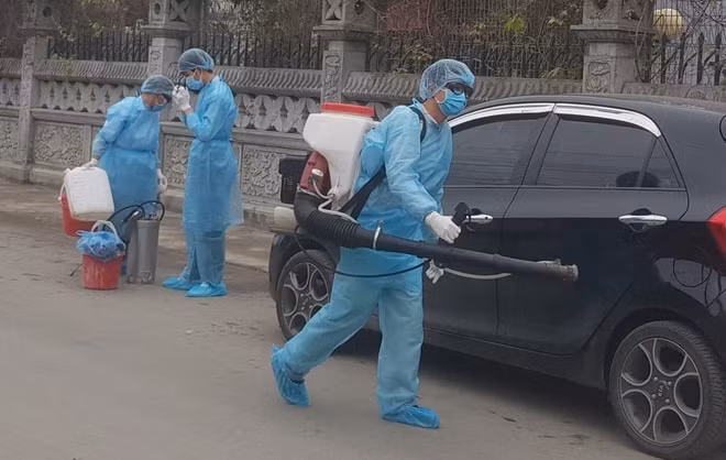 Lực lượng y tế về thôn Phù Lưu, xã Phù Ninh triển khai công tác chống dịch. Ảnh TL.