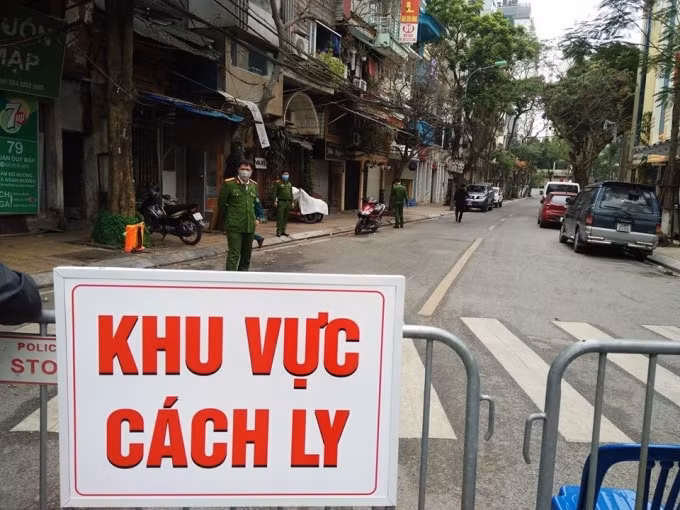 Mọi hoạt động tại khu vực cách ly đều có sự giám sát của các cơ quan chức năng. Ảnh: Dương Hiệp