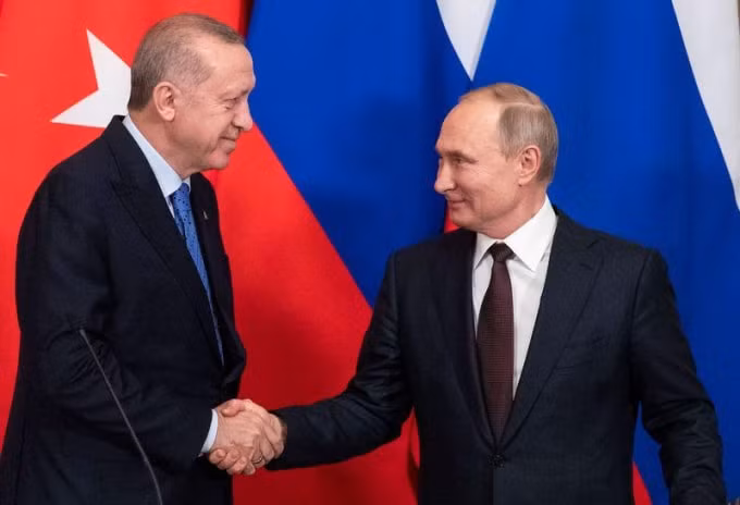 Tổng thống Nga Vladimir Putin (phải) và Tổng thống Thổ Nhĩ Kỳ Vladimir Putin (trái). Ảnh: Reuters