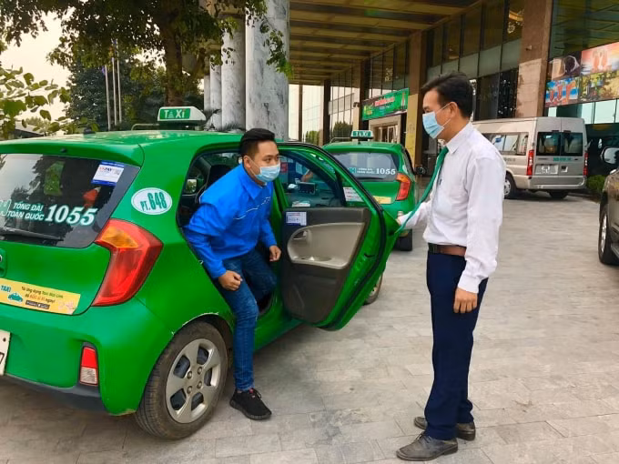 Nhiều doanh nghiệp Taxi còn phải bỏ ra khoản chi phí rất lớn để phục vụ công tác phòng chống dịch bệnh Covid-19. Ảnh: TL