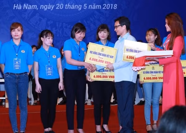 Phó Thủ tướng Vũ Đức Đam trao học bổng Công đoàn Việt Nam cho công nhân. Ảnh: laodong.vn