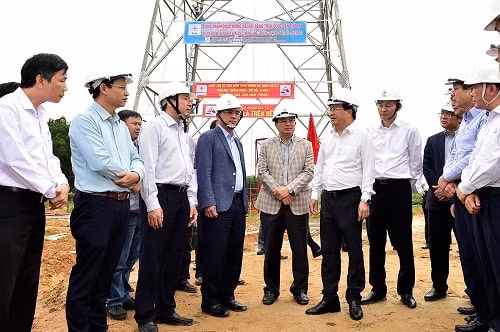Phó Thủ tướng Trịnh Đình Dũng kiểm tra tiến độ công trường dự án đường dây 500 kV mạch 3. Lãnh đạo UBND TP. Đà Nẵng và tỉnh Quảng Nam đều cam kết sẽ hoàn thành việc bàn giao mặt bằng các vị trí móng ngay trong tháng 3, bàn giao hành lang tuyến trong tháng 5 năm nay. Ảnh: VGP