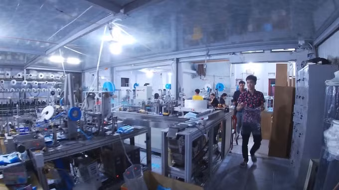 Bên trong xưởng sản xuất khẩu trang của Công ty Quốc Bảo. Ảnh HL.