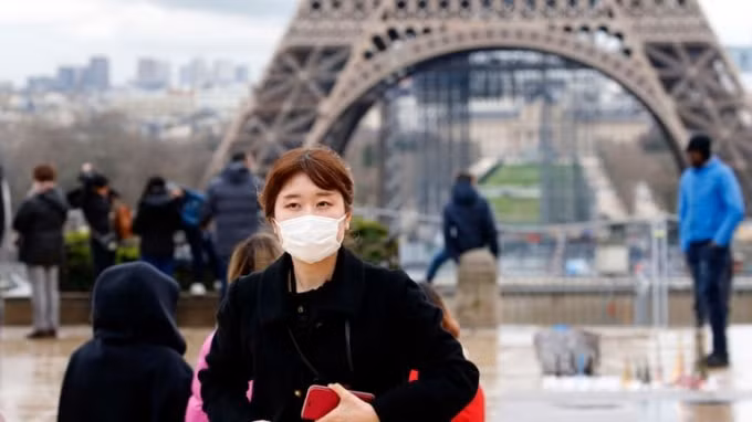Người dân đeo khẩu trang tại Paris, Pháp. Ảnh: SN