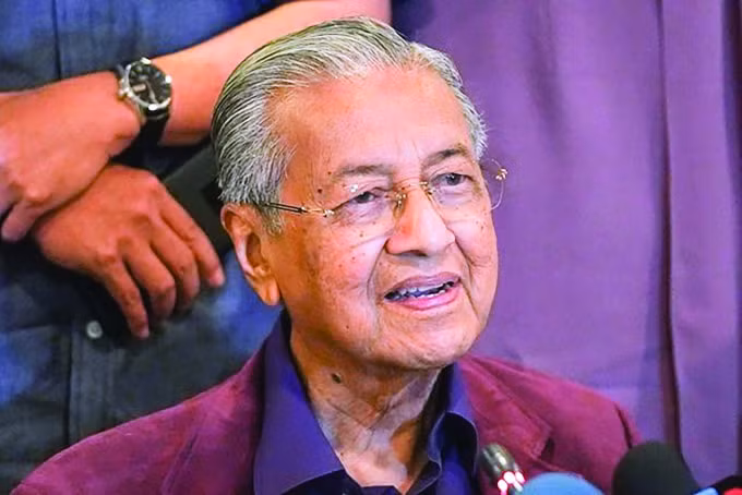 “Lão ông” Mahathir.