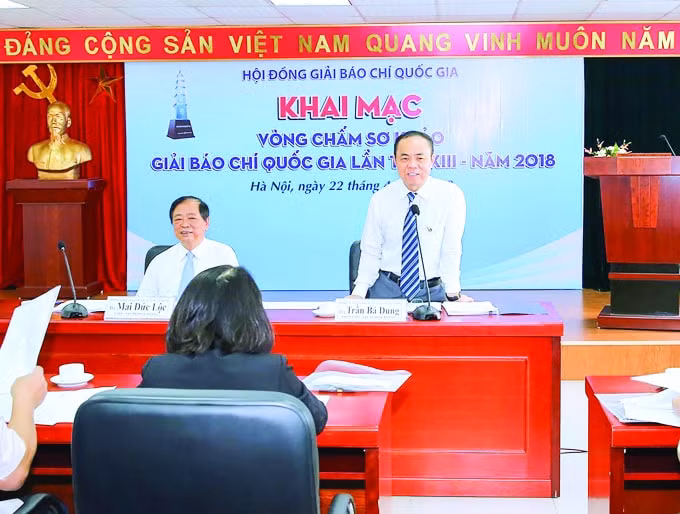Đồng chí Mai Đức Lộc - Phó Chủ tịch Hội Nhà báo Việt Nam, Chủ tịch Hội đồng Sơ khảo Giải BCQG lần thứ XIII- năm 2018; TS. Trần Bá Dung- Uỷ viên Ban Thường vụ, Trưởng Ban Nghiệp vụ (HNBVN), Trưởng Ban Thư ký Tổng hợp Giải, Phó Chủ tịch Hội đồng Sơ khảo Giải BCQG lần thứ XIII - năm 2018 chủ trì khai mạc vòng chấm Sơ khảo GBCQG lần thứ XIII-năm 2018. (Ảnh: Sơn Hải)