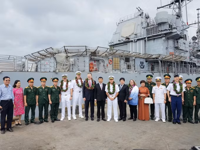 Lễ đón đoàn tàu Hải quân Hoa Kỳ tại cảng Tiên Sa, Đà Nẵng.