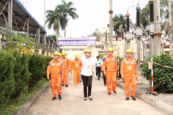Tổng Giám đốc Đỗ Nguyệt Ánh kiểm tra công tác diễn tập tại hiện trường.