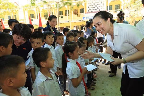 Tổng Giám đốc Đỗ Nguyệt Ánh tặng học bổng cho học sinh nghèo trường Tiểu học Vĩnh Lạc (Vĩnh Phúc).