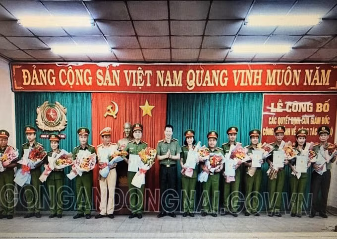 Đại tá Vũ Hồng Văn – Giám đốc công an tỉnh Đồng Nai trao quyết định điều động theo mô hình bộ máy mới-ảnh: T/L