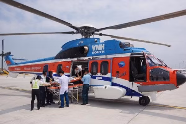 Bác sĩ Bệnh viện Quân y 175 vận chuyển bệnh nhân về bênh viện chữa trị-ảnh :Bênh viện quân y 175 cung cấp.