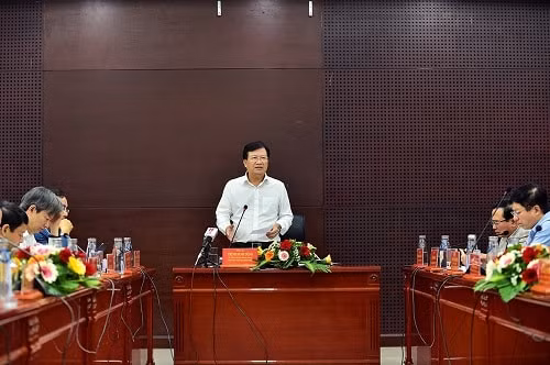 Phó Thủ tướng Trịnh Đình Dũng đề nghị lãnh đạo các địa phương phải coi việc đẩy nhanh công tác GPMB cho đường dây 500 kV mạch 3 là nhiệm vụ trọng tâm để triển khai thực hiện. Ảnh: VGP