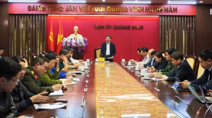 Đồng chí Nguyễn Xuân Ký, Bí thư Tỉnh ủy, Chủ tịch HĐND tỉnh chỉ đạo tại cuộc họp vào rạng sáng 8/3. Ảnh: Hồng Nhung.
