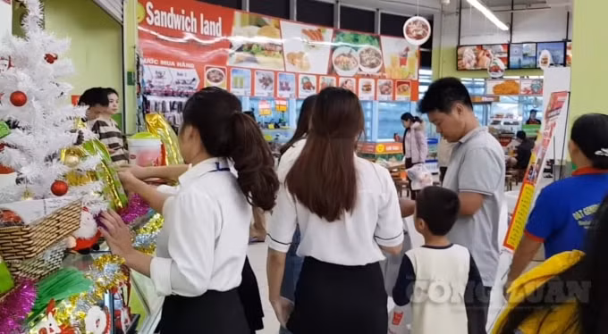 Người dân đồn thổi nhau đến siêu thị mua hàng hóa tiêu dùng như gạo, mỳ tôm,... trong lúc dịch bệnh.