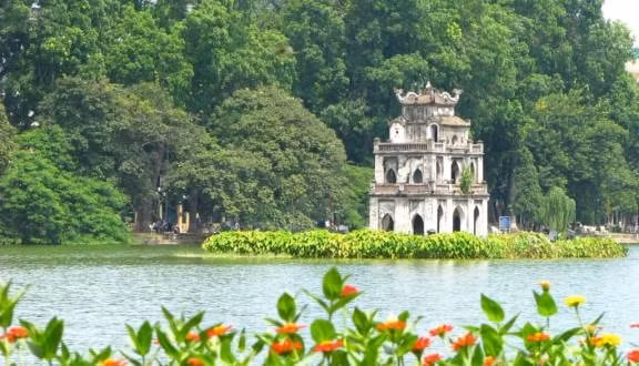 "Mặt Hồ Gươm vẫn lung linh mây trời"- Hà Nội vẫn luôn xứng đáng với niềm tin yêu của cả nước! Ảnh: T.L