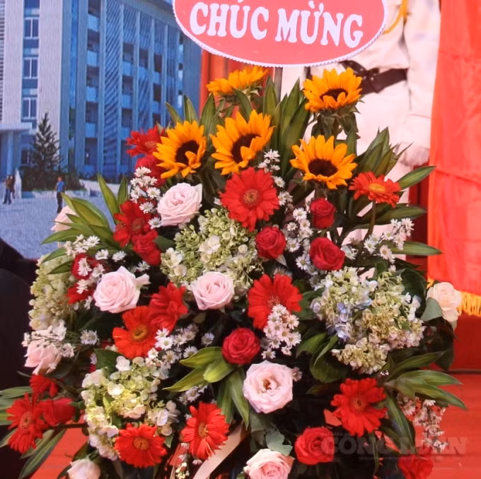 Không dùng tiền ngân sách cho việc tặng hoa sai quy định