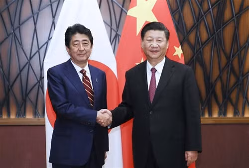 Chủ tịch Trung Quốc Tập Cận Bình gặp Thủ tướng Nhật bản Shinzo Abe tại Đà Nẵng vào tháng 11/2017. Ảnh: Gov.cn