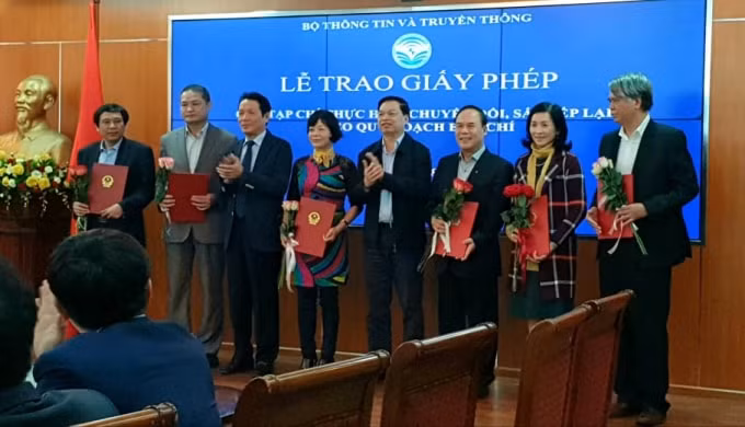 Thứ trưởng Bộ TT&TT Hoàng Vĩnh Bảo và Phó trưởng Ban Tuyên giáo TW Lê Mạnh Hùng&nbsp;trao giấy phép các tạp chí thực hiện chuyển đổi, sắp xếp lại theo quy hoạch báo chí. Ảnh: Hà Vân.