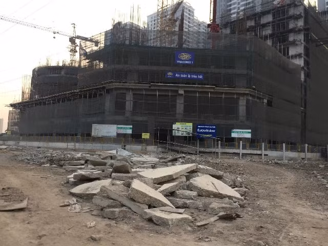 Doanh nghiệp BĐS cho rằng, thủ tục hành chính đang là rào cản lớn khiến nhiều dự án “dậm chân tại chỗ”
