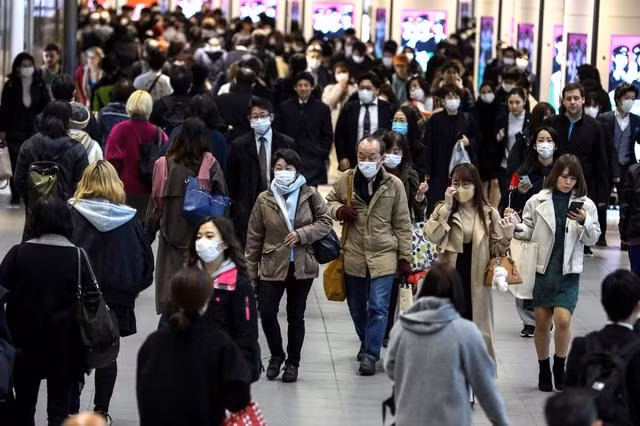 Người dân Nhật Bản đeo khẩu trang tại nhà gas Shinjuku. Ảnh: Reuters