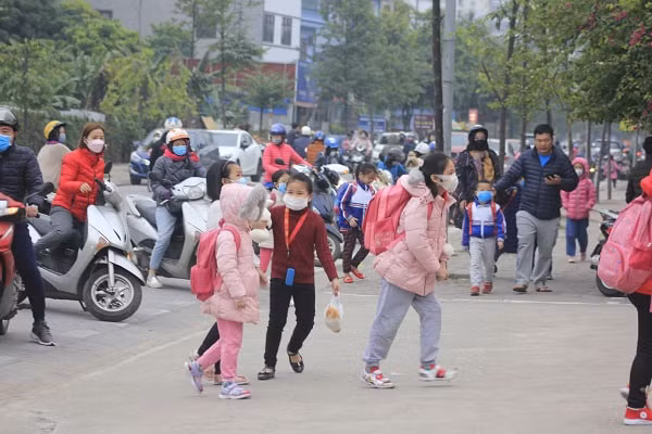 Chiều 4/3, Bộ Giáo dục và Đào tạo sẽ ban hành “bộ check-list”, thực hiện các bước kiểm tra sức khỏe tại nhà và trường học cho các em học sinh khi đi học trở lại.