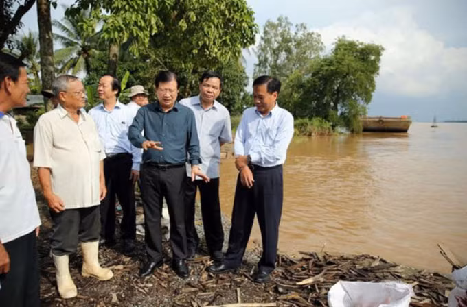 Phó Thủ tướng Trịnh Đình Dũng đi thị sát lũ đồng bằng sông Cửu Long.