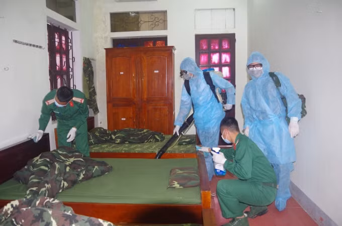 Tổ quân y Bệnh xá Bộ CHQS tỉnh Hà Tĩnh phun thuốc tiêu độc khử trùng phòng ở của bộ đội Đại đội 20 Trinh sát