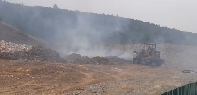 Tại nhà máy lúc PV có mặt thì ở phần đất trống nằm sát vách núi có vài công nhân đang đốt những đống phế thải, lửa bốc khói nghi ngút.