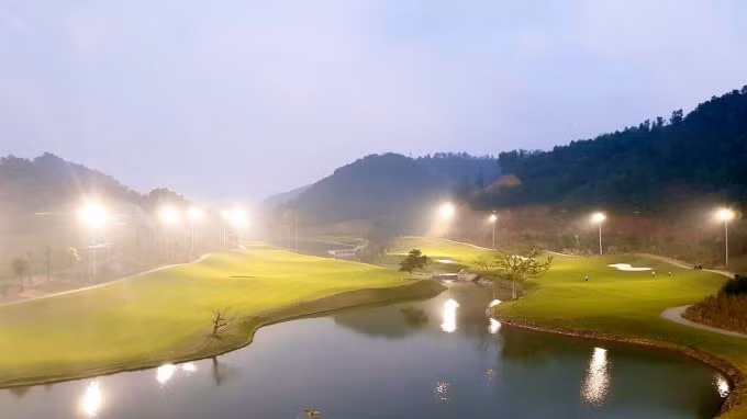 Sân golf Hilltop Valley lung linh về đêm nhờ hệ thống đèn chiếu sáng hiện đại.