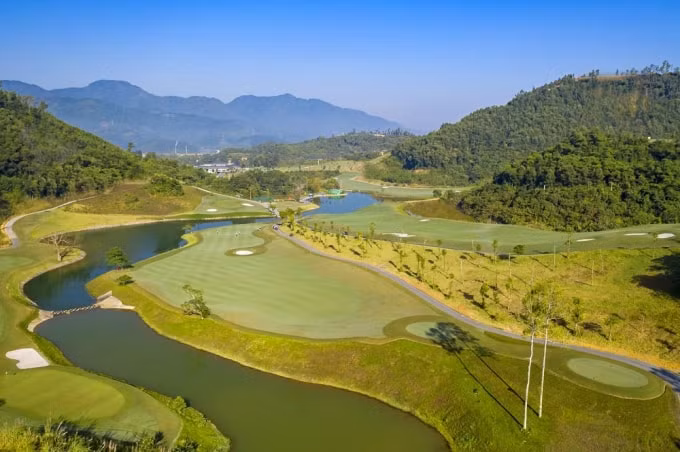 Geleximco Hilltop Valley Golf Club nằm tại vị trí có ưu thế lớn về địa hình.