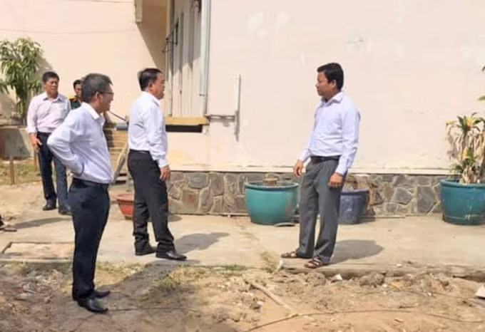 Ngày 2/3, ông Phạm Tấn Hòa, Phó Chủ tịch UBND tỉnh Long An, cùng đại diện các sở, ngành tỉnh đã tiến hành kiểm tra tiến độ thành lập khu cách ly và bệnh viện dã chiến tại Trường Quân sự tỉnh.