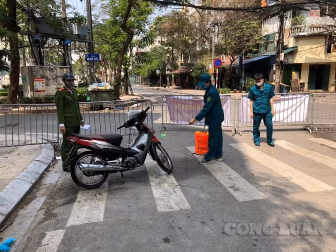 Đội bảo vệ khu vực cách ly đều phải khử khuẩn sau mỗi lần ra vào