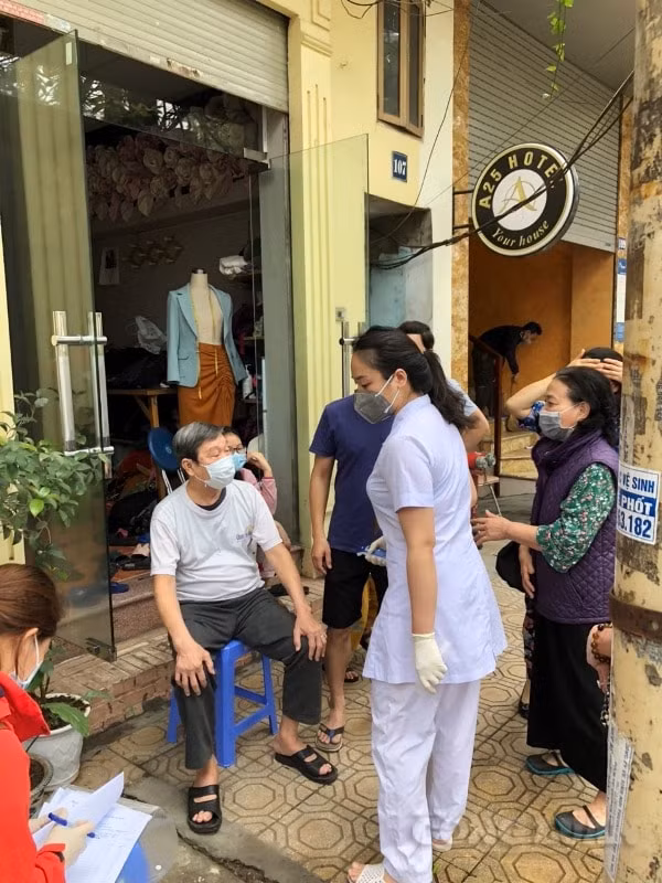 Nhân viên y tế sẽ đến từng hộ khám mỗi ngày 2 lần vào lúc: 9h và 15h