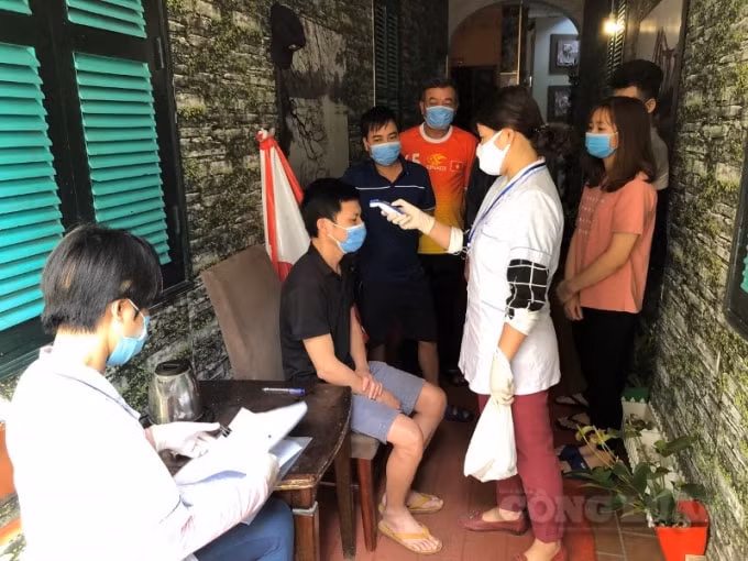 Cán bộ y tế chủ động đến từng nhà đo thân nhiệt