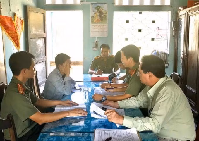 Cơ quan công an làm việc với chị T. về vấn đề đưa thông tin sai lệch lên mạng.