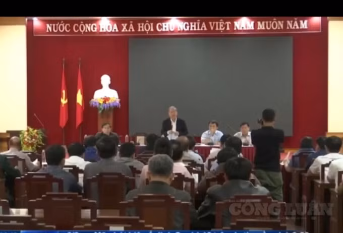 Ông Phan Ngọc Thọ, chủ tịch UBND tỉnh Thừa Thiên Huế họp chỉ đạo đạo cách ly bệnh nhân bị nhiễm Covid-19 và những người liên quan.