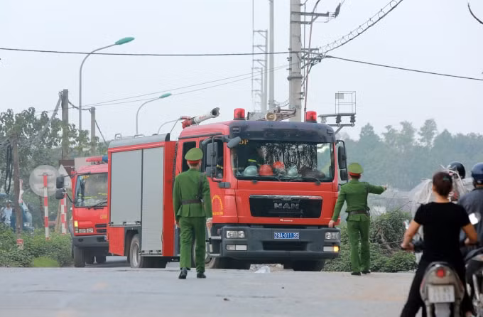 Lực lượng chức năng nhanh chóng có mặt tại hiện trường để dập lửa. Ảnh: TL