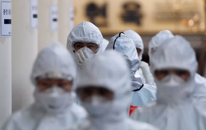 Các nhân viên y tế tại Hàn Quốc. Ảnh: Reuters