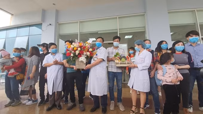 Bác sỹ Phạm Ngọc Thạch - Giám đốc Bệnh viện Bệnh nhiệt đới Trung ương cơ sở 2 chúc mừng các công dân sau thời gian cách ly. Ảnh Tuấn Dũng.