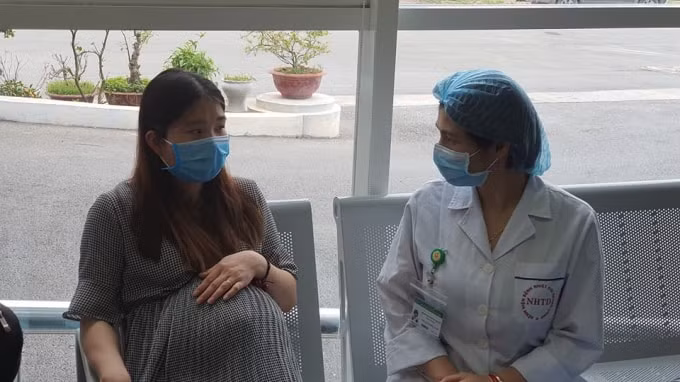 Thai phụ Nguyễn Thị Thanh quê Bắc Ninh là 1 trong 30 người trở về từ Vũ Hán được ra viện chiều nay. Ảnh Tuấn Dũng.