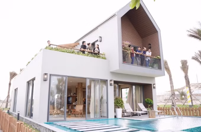 Mái nhà dốc, cửa kính được tối đa diện tích cùng màu sắc tươi sáng là đặc trưng của second home The Tropicana.