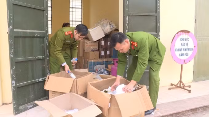 Công an TP. Việt Trì thu giữ các hàng hóa khẩu trang, nước rửa tay không nguồn gốc xuất xứ.