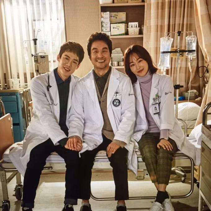 Sư phụ Kim cùng hai học trò của mình. Ảnh Weibo