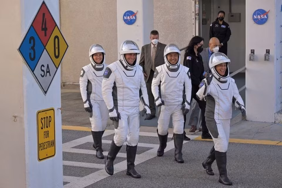 spacex dua thanh cong 4 phi hanh gia iss tro ve trai dat hinh 1