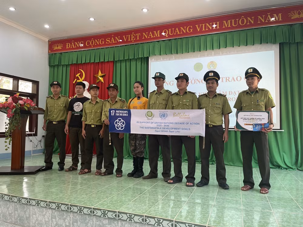hoa hau bella vu va nhung chuyen thien nguyen truoc ngay len duong sang dubai hinh 3
