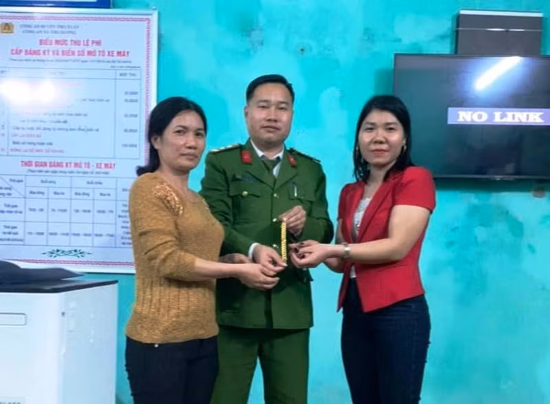 thanh hoa co giao mam non tra lai day chuyen vang hon 50 trieu dong cho nguoi danh roi hinh 1
