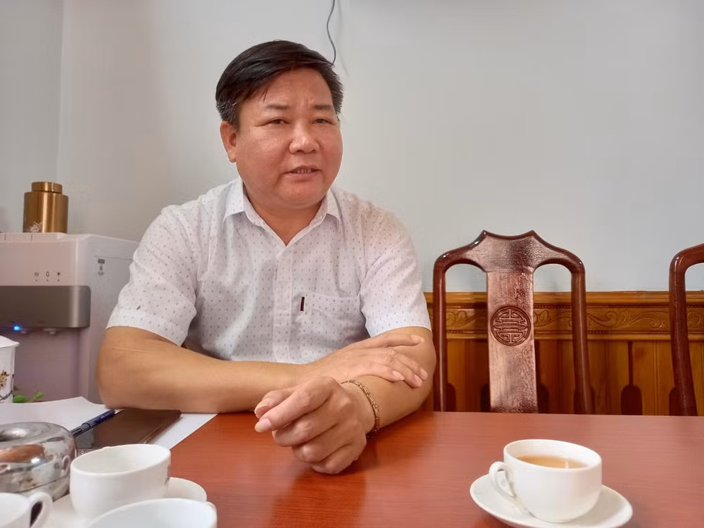 thu tien trai tham quyen chu tich ubnd thi tran quy loc bi cach het chuc vu trong dang hinh 1