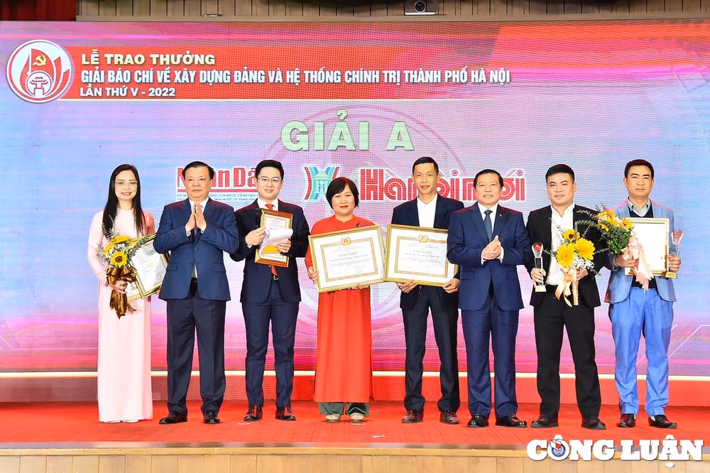 ha noi trao giai cho cac tac pham bao chi xuat sac ve xay dung dang va he thong chinh tri hinh 2