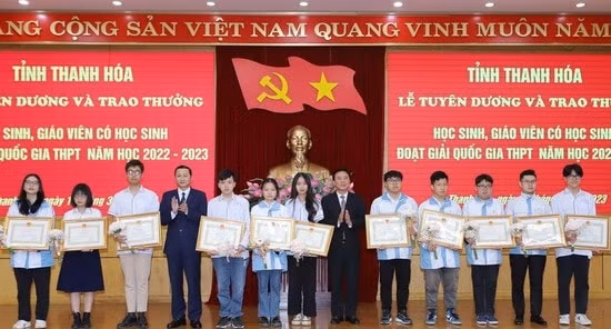 thanh hoa khen thuong cho hoc sinh va giao vien co hoc sinh doat giai quoc gia thpt hinh 1